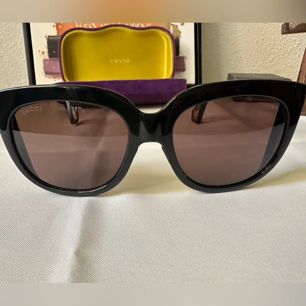 Gucci Black Sunglasses with Purple and Gold Case - Picture 4 of 10